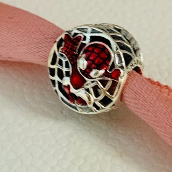 Pandora Marvel Spider-Man Soaring City Charm Pendant - Picture 4 of 8